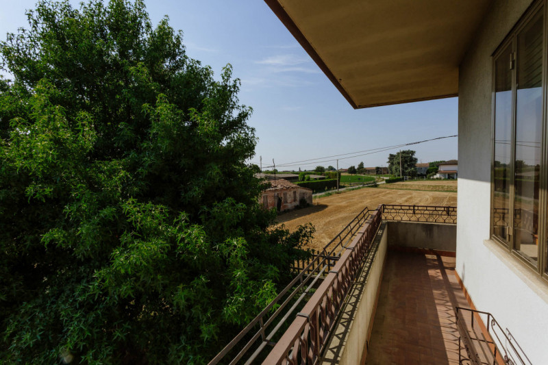 Compendio immobiliare con più fabbricati e ampi spazi verdi a Candiana (PD)

Proponiamo in vendit...