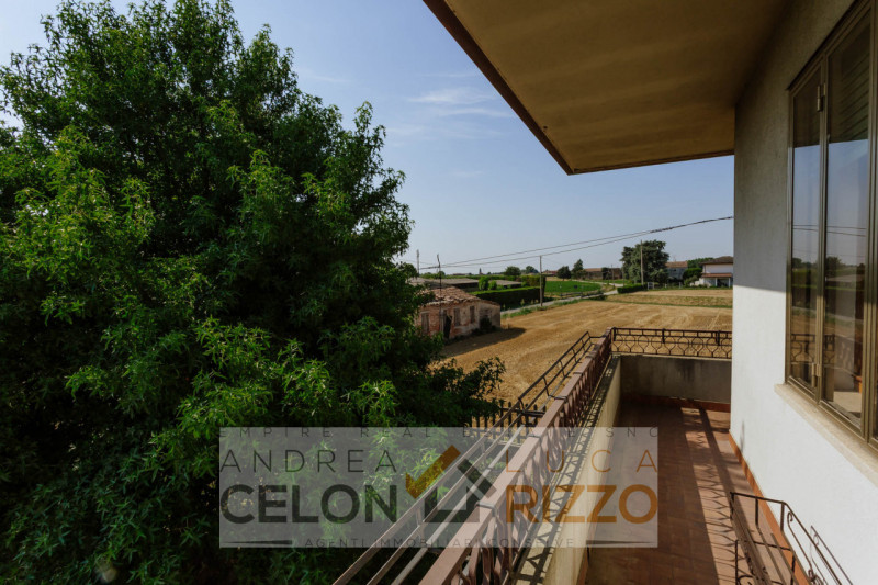 Compendio immobiliare con più fabbricati e ampi spazi verdi a Candiana (PD)

Proponiamo in vendit...