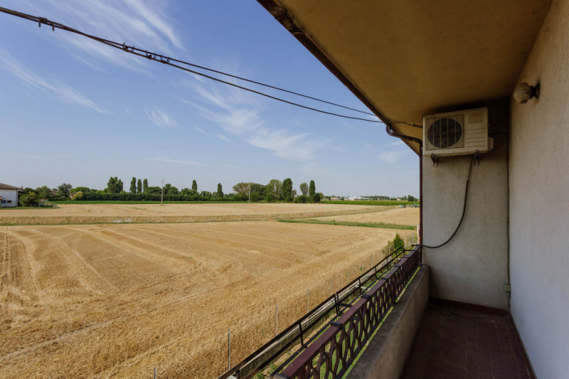 Compendio immobiliare con più fabbricati e ampi spazi verdi a Candiana (PD)

Proponiamo in vendit...