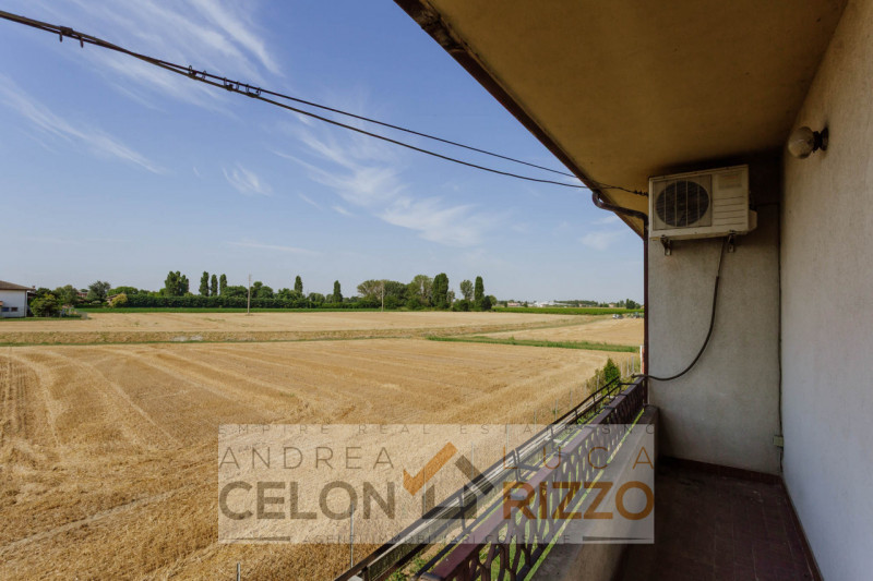 Compendio immobiliare con più fabbricati e ampi spazi verdi a Candiana (PD)

Proponiamo in vendit...