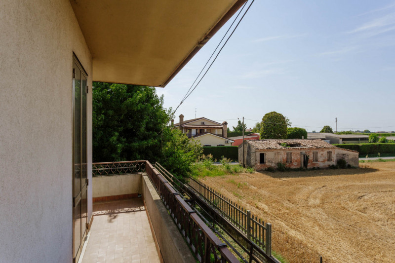 Compendio immobiliare con più fabbricati e ampi spazi verdi a Candiana (PD)

Proponiamo in vendit...