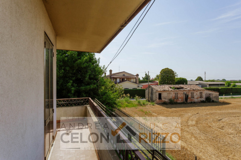 Compendio immobiliare con più fabbricati e ampi spazi verdi a Candiana (PD)

Proponiamo in vendit...