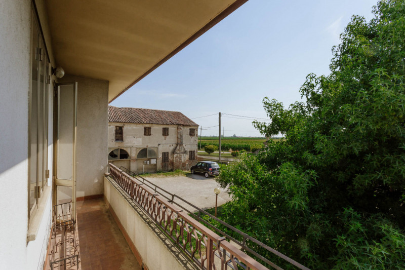 Compendio immobiliare con più fabbricati e ampi spazi verdi a Candiana (PD)

Proponiamo in vendit...