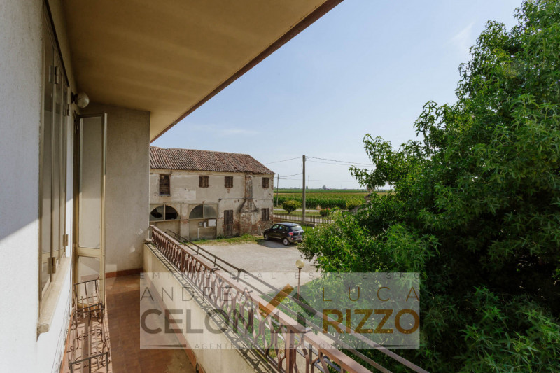 Compendio immobiliare con più fabbricati e ampi spazi verdi a Candiana (PD)

Proponiamo in vendit...