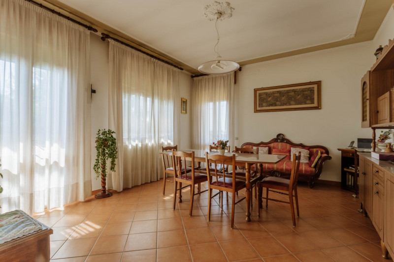 Compendio immobiliare con più fabbricati e ampi spazi verdi a Candiana (PD)

Proponiamo in vendit...