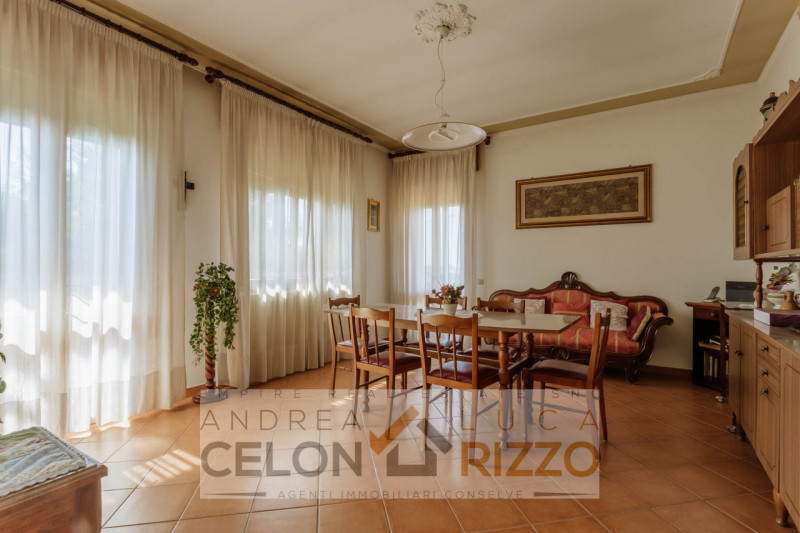 Compendio immobiliare con più fabbricati e ampi spazi verdi a Candiana (PD)

Proponiamo in vendit...