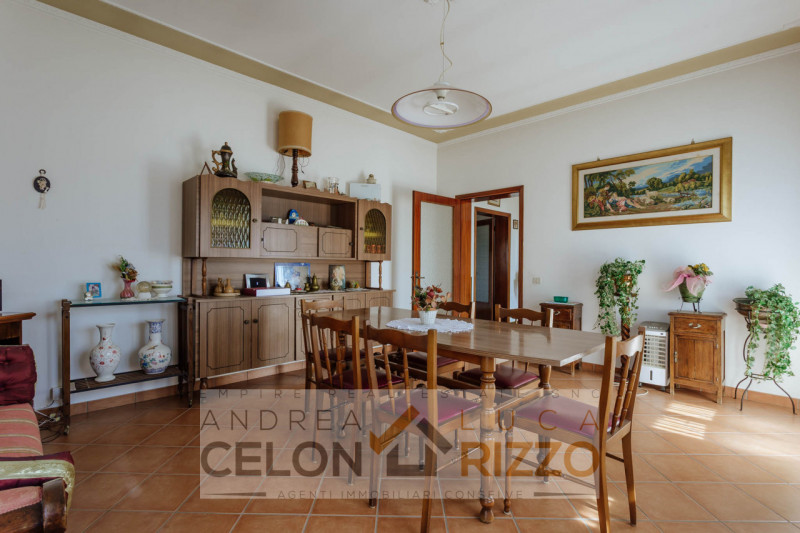 Compendio immobiliare con più fabbricati e ampi spazi verdi a Candiana (PD)

Proponiamo in vendit...