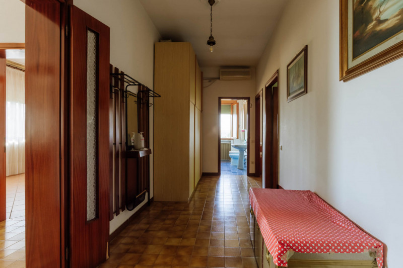 Compendio immobiliare con più fabbricati e ampi spazi verdi a Candiana (PD)

Proponiamo in vendit...