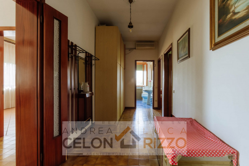 Compendio immobiliare con più fabbricati e ampi spazi verdi a Candiana (PD)

Proponiamo in vendit...