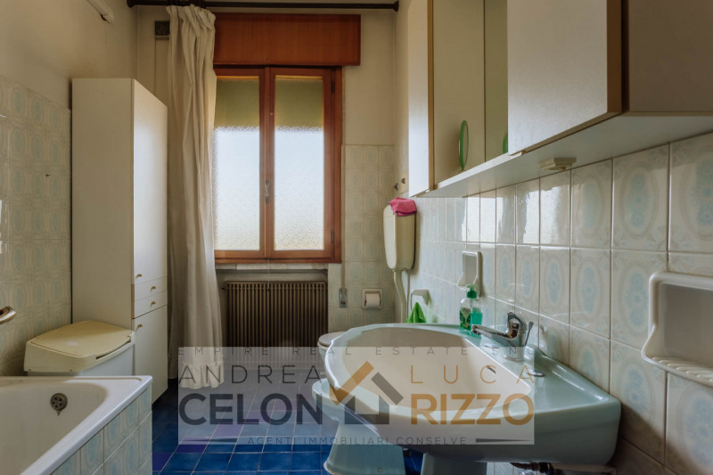 Compendio immobiliare con più fabbricati e ampi spazi verdi a Candiana (PD)

Proponiamo in vendit...