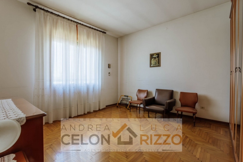 Compendio immobiliare con più fabbricati e ampi spazi verdi a Candiana (PD)

Proponiamo in vendit...