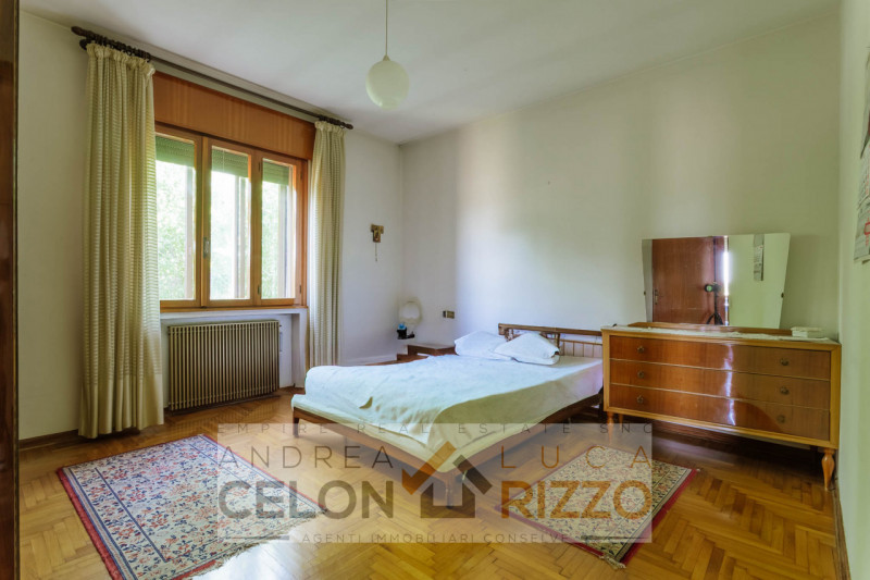 Compendio immobiliare con più fabbricati e ampi spazi verdi a Candiana (PD)

Proponiamo in vendit...