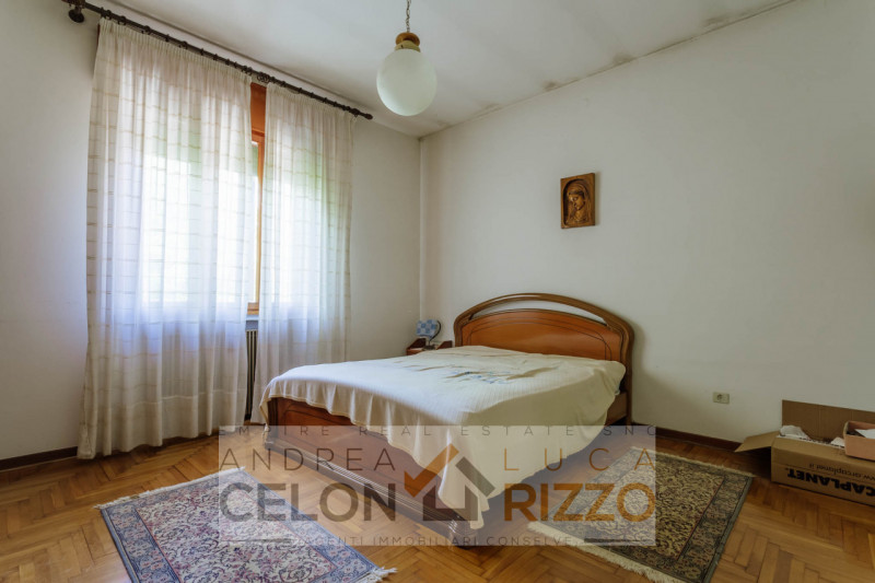 Compendio immobiliare con più fabbricati e ampi spazi verdi a Candiana (PD)

Proponiamo in vendit...