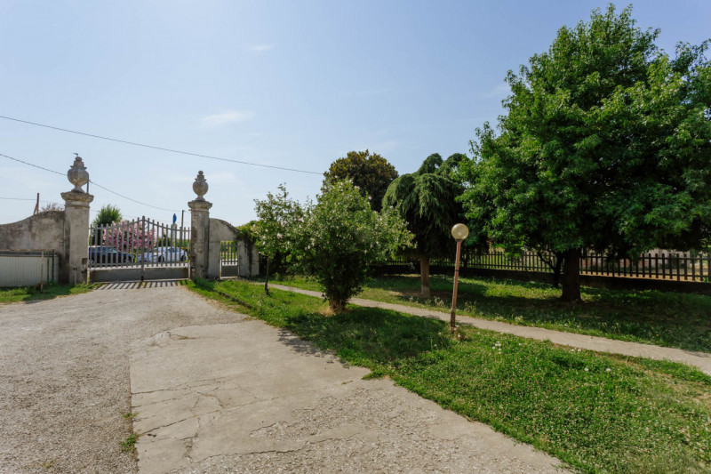 Compendio immobiliare con più fabbricati e ampi spazi verdi a Candiana (PD)

Proponiamo in vendit...