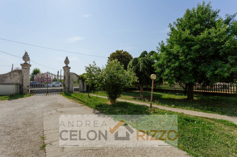 Compendio immobiliare con più fabbricati e ampi spazi verdi a Candiana (PD)

Proponiamo in vendit...