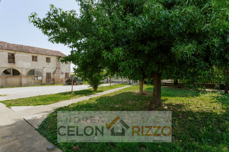 Compendio immobiliare con più fabbricati e ampi spazi verdi a Candiana (PD)

Proponiamo in vendit...