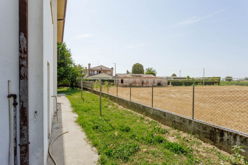 Compendio immobiliare con più fabbricati e ampi spazi verdi a Candiana (PD)

Proponiamo in vendit...