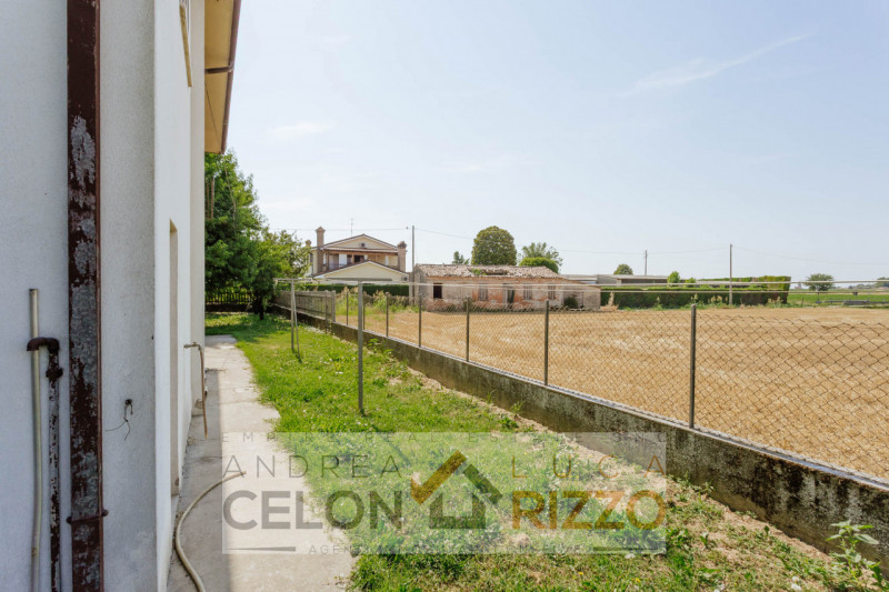 Compendio immobiliare con più fabbricati e ampi spazi verdi a Candiana (PD)

Proponiamo in vendit...