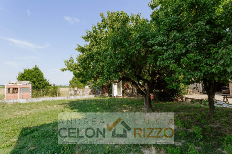 Compendio immobiliare con più fabbricati e ampi spazi verdi a Candiana (PD)

Proponiamo in vendit...