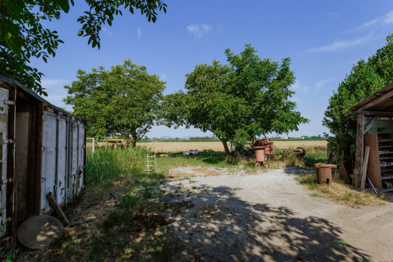 Compendio immobiliare con più fabbricati e ampi spazi verdi a Candiana (PD)

Proponiamo in vendit...