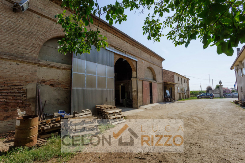 Compendio immobiliare con più fabbricati e ampi spazi verdi a Candiana (PD)

Proponiamo in vendit...