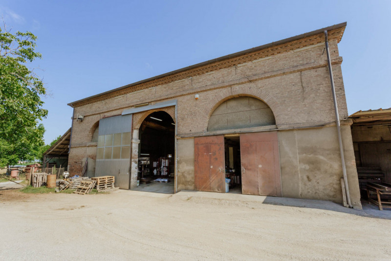 Compendio immobiliare con più fabbricati e ampi spazi verdi a Candiana (PD)

Proponiamo in vendit...