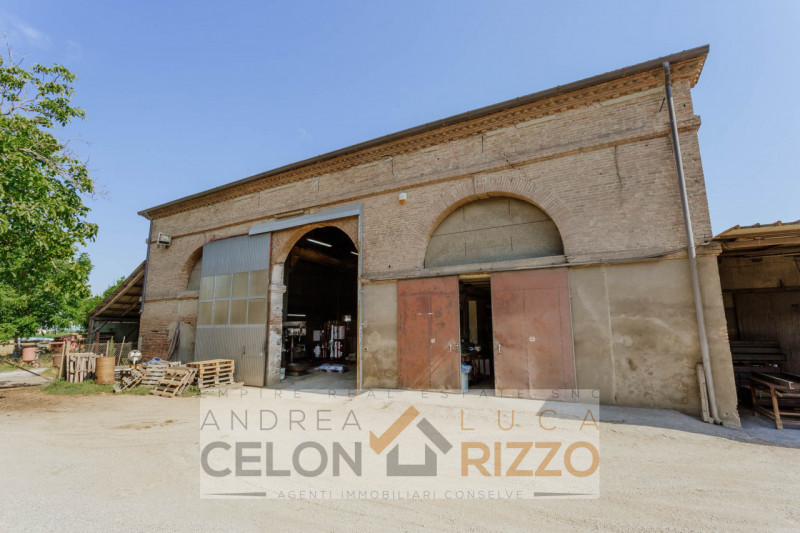 Compendio immobiliare con più fabbricati e ampi spazi verdi a Candiana (PD)

Proponiamo in vendit...