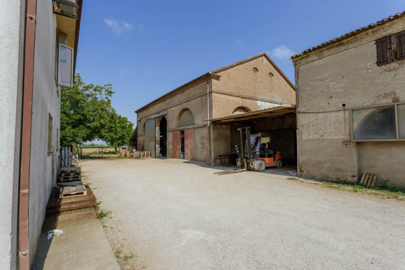 Compendio immobiliare con più fabbricati e ampi spazi verdi a Candiana (PD)

Proponiamo in vendit...