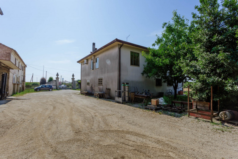 Compendio immobiliare con più fabbricati e ampi spazi verdi a Candiana (PD)

Proponiamo in vendit...