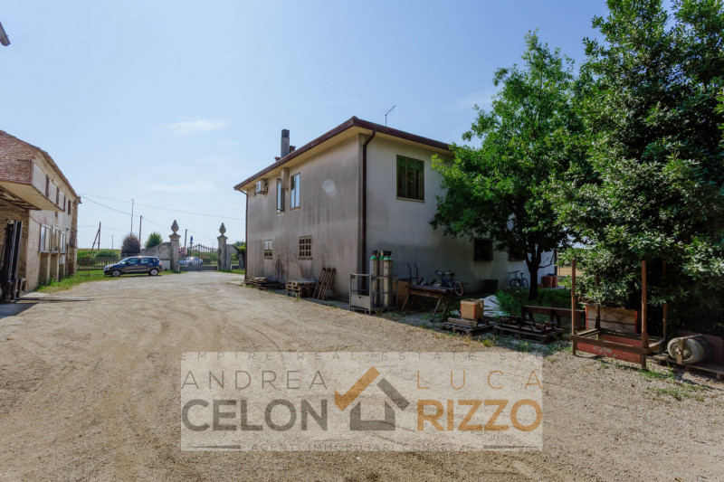 Compendio immobiliare con più fabbricati e ampi spazi verdi a Candiana (PD)

Proponiamo in vendit...