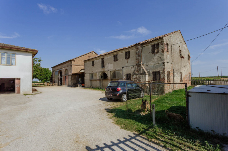 Compendio immobiliare con più fabbricati e ampi spazi verdi a Candiana (PD)

Proponiamo in vendit...