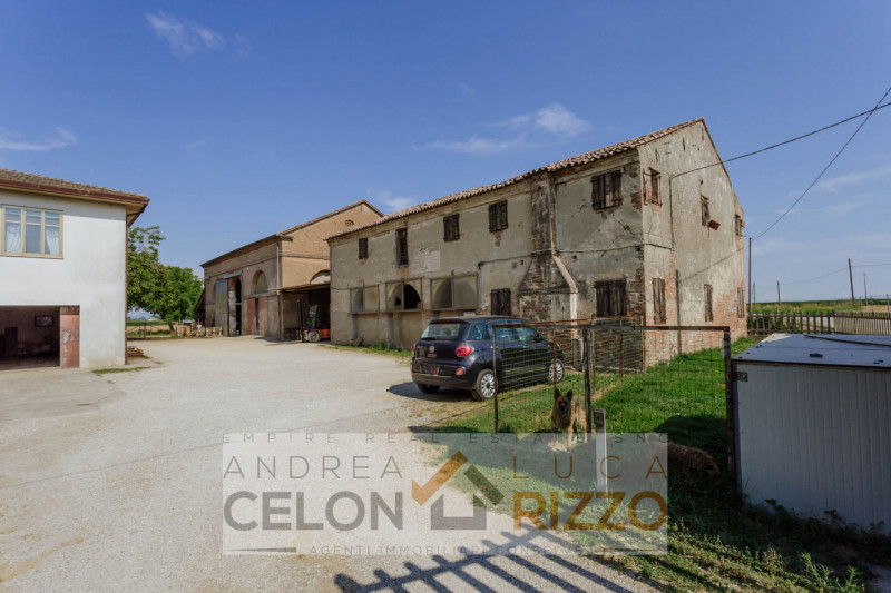 Compendio immobiliare con più fabbricati e ampi spazi verdi a Candiana (PD)

Proponiamo in vendit...