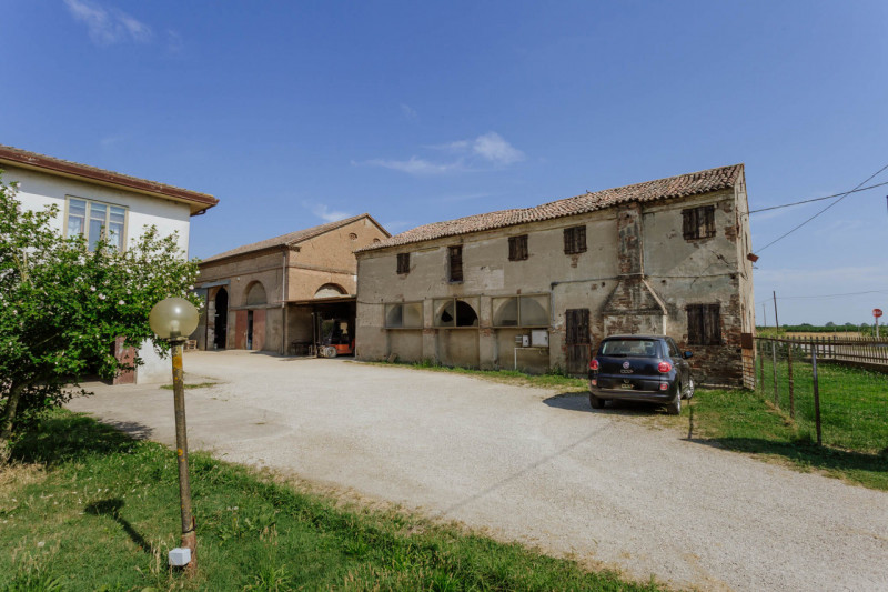 Compendio immobiliare con più fabbricati e ampi spazi verdi a Candiana (PD)

Proponiamo in vendit...