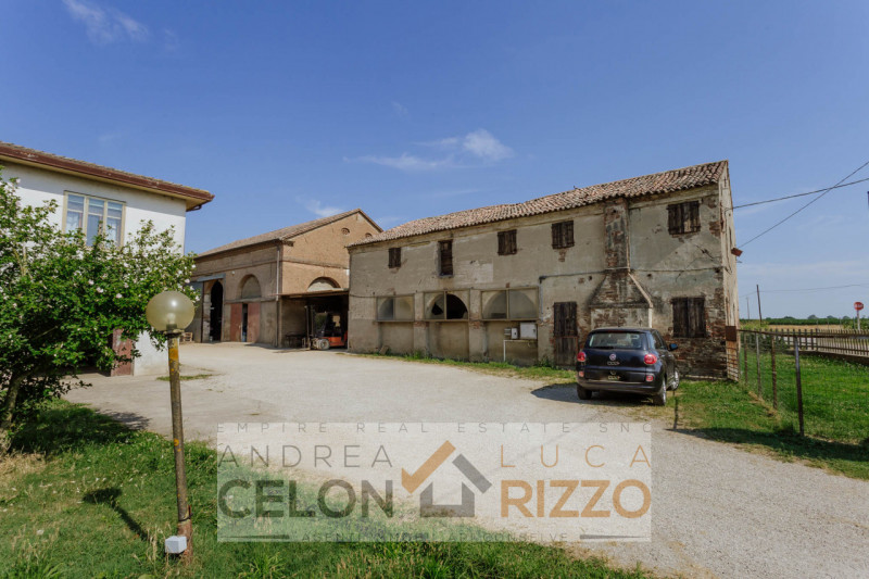 Compendio immobiliare con più fabbricati e ampi spazi verdi a Candiana (PD)

Proponiamo in vendit...