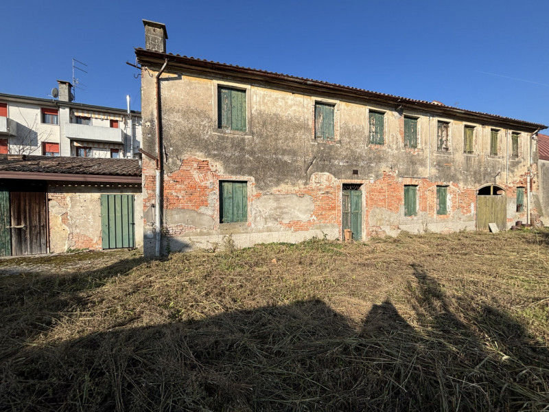 TOTALMENTE DA RISTRUTTURARE BELLISSIMA CASA D'EPOCA!!! PERFETTA PER TE, CON AMPIO GIARDINO..., IN...