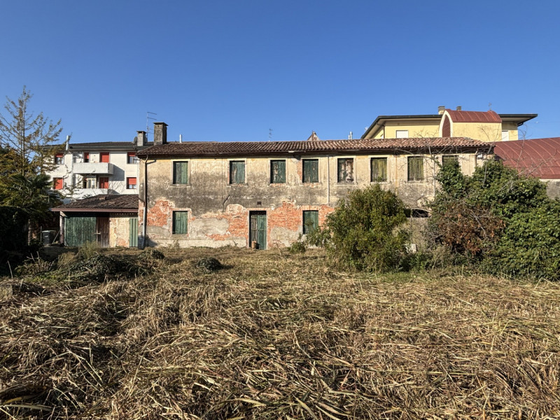 TOTALMENTE DA RISTRUTTURARE BELLISSIMA CASA D'EPOCA!!! PERFETTA PER TE, CON AMPIO GIARDINO..., IN...