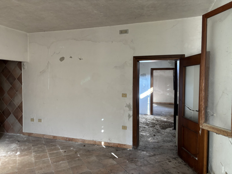 TOTALMENTE DA RISTRUTTURARE BELLISSIMA CASA D'EPOCA!!! PERFETTA PER TE, CON AMPIO GIARDINO..., IN...