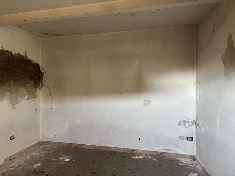 TOTALMENTE DA RISTRUTTURARE BELLISSIMA CASA D'EPOCA!!! PERFETTA PER TE, CON AMPIO GIARDINO..., IN...