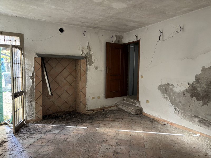 TOTALMENTE DA RISTRUTTURARE BELLISSIMA CASA D'EPOCA!!! PERFETTA PER TE, CON AMPIO GIARDINO..., IN...