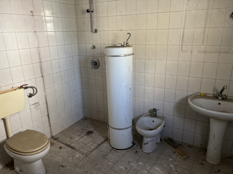 TOTALMENTE DA RISTRUTTURARE BELLISSIMA CASA D'EPOCA!!! PERFETTA PER TE, CON AMPIO GIARDINO..., IN...