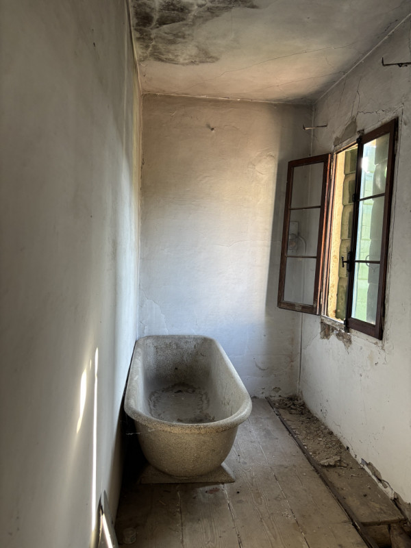 TOTALMENTE DA RISTRUTTURARE BELLISSIMA CASA D'EPOCA!!! PERFETTA PER TE, CON AMPIO GIARDINO..., IN...