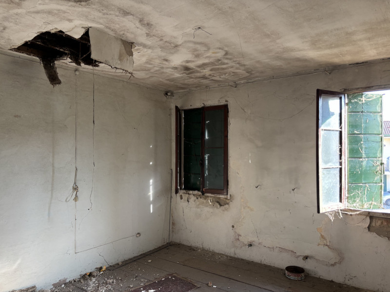 TOTALMENTE DA RISTRUTTURARE BELLISSIMA CASA D'EPOCA!!! PERFETTA PER TE, CON AMPIO GIARDINO..., IN...