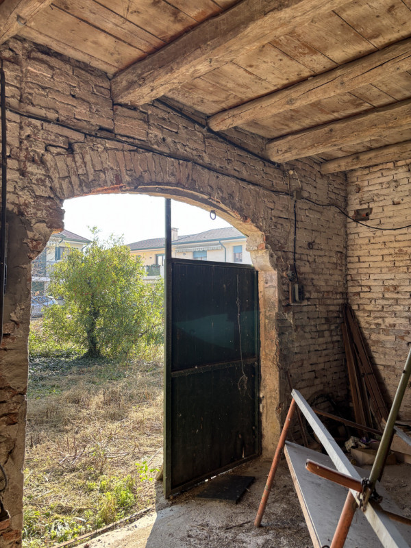 TOTALMENTE DA RISTRUTTURARE BELLISSIMA CASA D'EPOCA!!! PERFETTA PER TE, CON AMPIO GIARDINO..., IN...