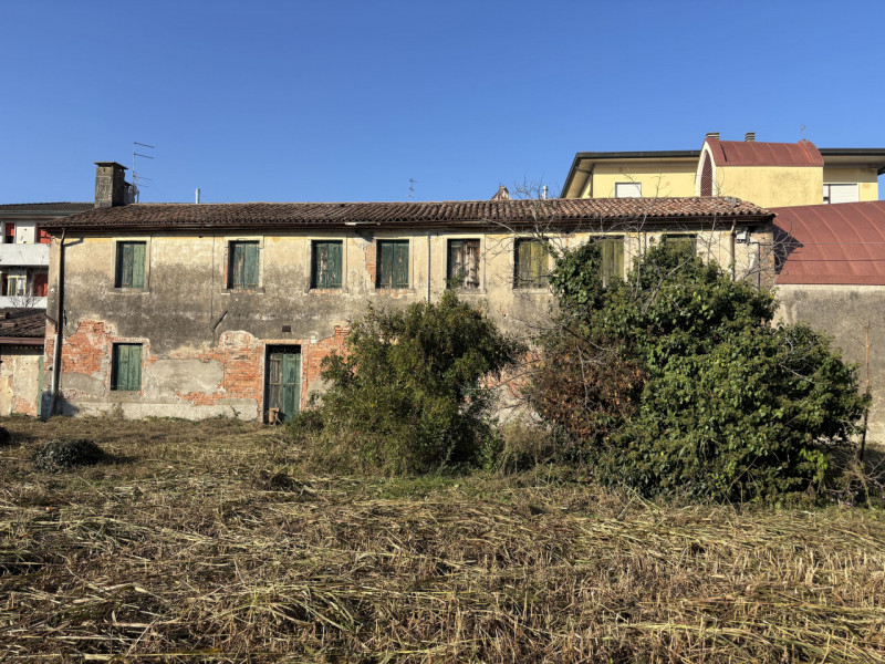 TOTALMENTE DA RISTRUTTURARE BELLISSIMA CASA D'EPOCA!!! PERFETTA PER TE, CON AMPIO GIARDINO..., IN...