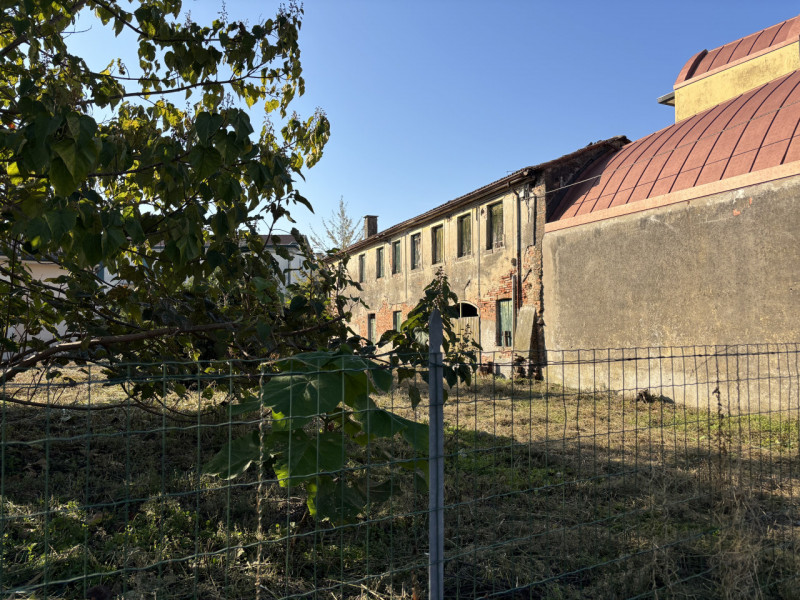 TOTALMENTE DA RISTRUTTURARE BELLISSIMA CASA D'EPOCA!!! PERFETTA PER TE, CON AMPIO GIARDINO..., IN...
