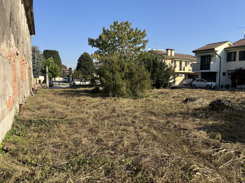 TOTALMENTE DA RISTRUTTURARE BELLISSIMA CASA D'EPOCA!!! PERFETTA PER TE, CON AMPIO GIARDINO..., IN...