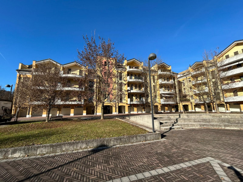 DEBBA

Inserito in un contesto tranquillo, la zona è piacevole , situata a breve distanza dalla c...