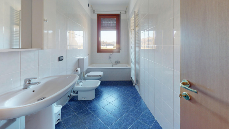 DEBBA

Inserito in un contesto tranquillo, la zona è piacevole , situata a breve distanza dalla c...