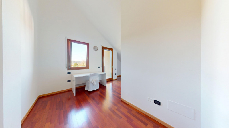 DEBBA

Inserito in un contesto tranquillo, la zona è piacevole , situata a breve distanza dalla c...