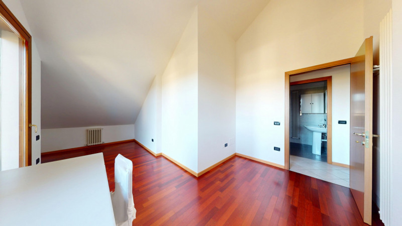 DEBBA

Inserito in un contesto tranquillo, la zona è piacevole , situata a breve distanza dalla c...